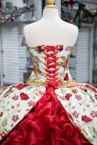 (PHOTO TAKEN 12/16/16) Local dress designer Luis Garcia made a dress for Rubi who is celebrating her quinceanera in Mexico next week, this is a replica of the dress that was sent to Rubi. (FOTO ESPECIAL PARA AL DIA/MARIA OLIVAS)